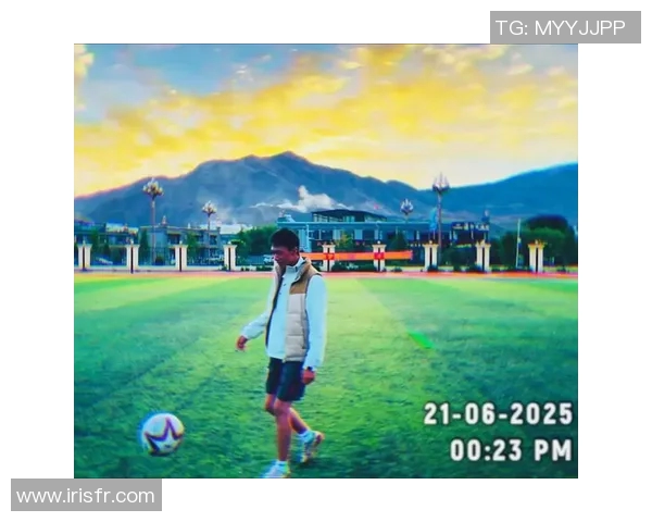 在绿茵场上奔跑的梦想与挑战足球明星的第一视角体验